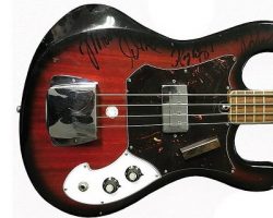 «The Doors»: в столице РФ продана гитара с автографами участников легендарной группы