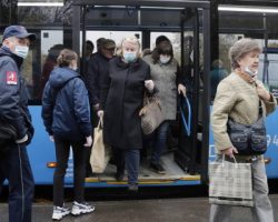 Приспущенная маска: пассажиров в транспорте Москвы начнут штрафовать