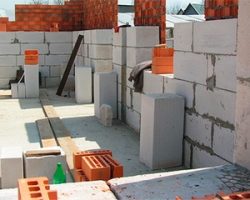 Сравнение различных материалов для строительства дома: преимущества и недостатки каждого варианта