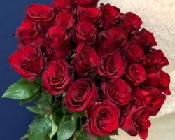 Различные стили букетов из красных роз: от классического до современного